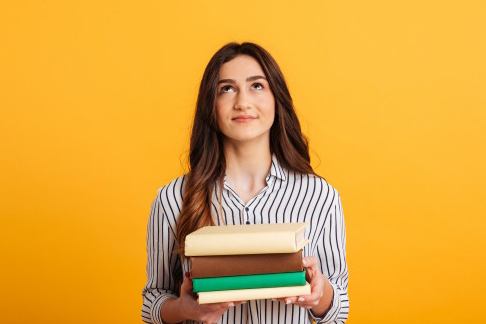 mulher-morena-sorridente-na-camisa-segurando-livros-e-olhando-para-cima_171337-1638 mulher-morena-sorridente-na-camisa-segurando-livros-e-olhando-para-cima_171337-1638
